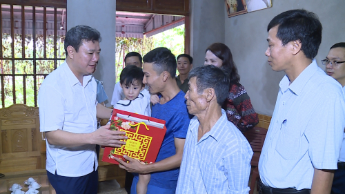 anh xu&acirc;n trao qu&agrave;2.jpg