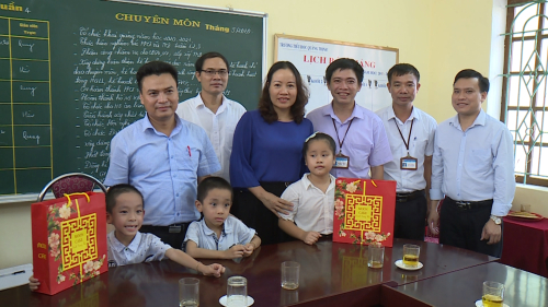 chu tich tang qua trung thu.jpg