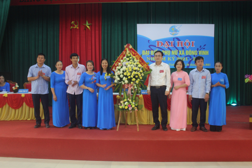 lanh dao xa chuc mung dai hoi.JPG