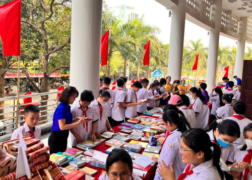 C&aacute;c em đo&agrave;n viện mới v&agrave; đội vi&ecirc;n ưu t&uacute; trường THCS T&acirc;n Sơn tham giam quan tại thư viện tỉnh.jpg