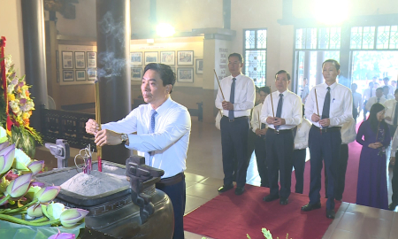 Đoàn đại biểu tỉnh Thanh Hóa dâng hoa, dâng hương Chủ tịch Hồ Chí Minh nhân kỷ niệm 135 ngày sinh của Người