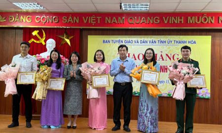 Tổng kết trao giấy chứng nhận cho giảng viên thao giảng lý luận chính trị