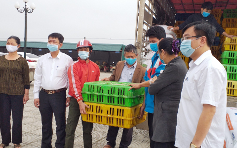 Hội Nông dân thành phố Thanh Hóa trao gà cho hội viên nông dân nghèo xã Hoằng Quang