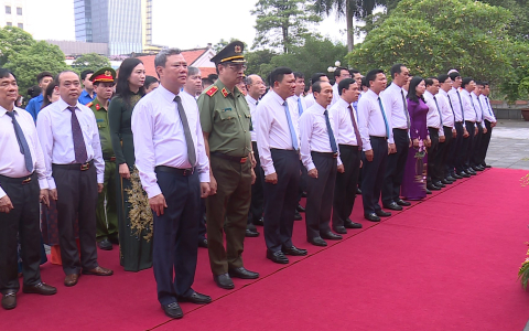 Đoàn đại biểu tỉnh và thành phố Thanh Hoá Dâng hoa, dâng hương tưởng niệm Chủ tịch Hồ Chí Minh