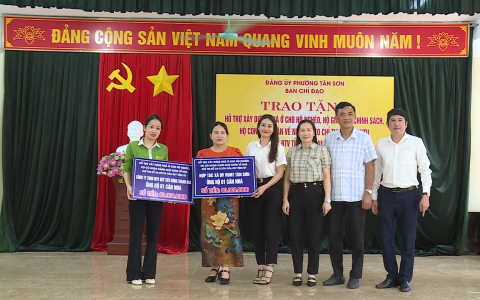 Phường Tân Sơn trao tặng hỗ trợ xây dựng nhà ở cho hộ nghèo theo Chỉ thị 22