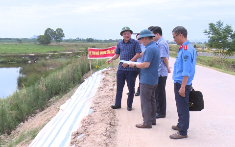 Đồng chí Bí thư Thành ủy thành phố Thanh Hóa kiểm tra thực tế các điểm sụt lún, sạt lở đê ở xã Hoằng Đại và phường Quảng Phú