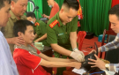 Cán bộ, chiến sĩ Công an thành phố Thanh Hóa giúp dân làm CCCD