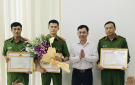 UBND thành phố thưởng nóng cho công an phường Đông Hải