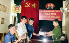 Khen thưởng đột xuất cán bộ, chiến sĩ Công an phường đã có thành tích bắt 02 đối tượng ném chất bẩn