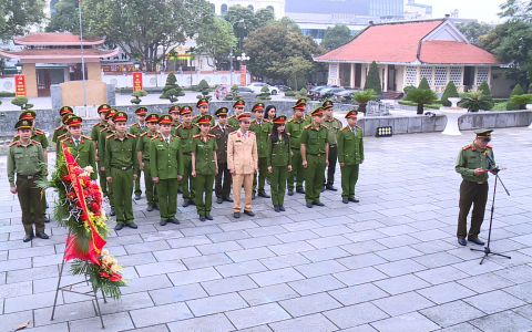 Đoàn thanh niên Công an thành phố Thanh Hóa dâng hoa, dâng hương tưởng niệm Chủ tịch Hồ Chí Minh