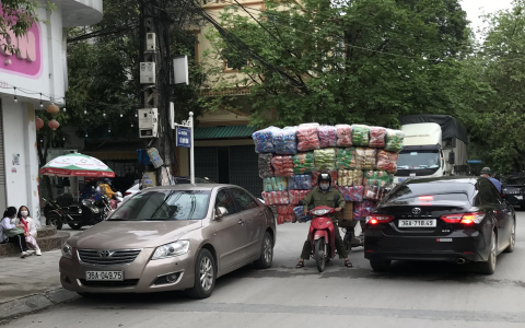 Cần xử lý nghiêm hành vi chở hàng hóa cồng kềnh