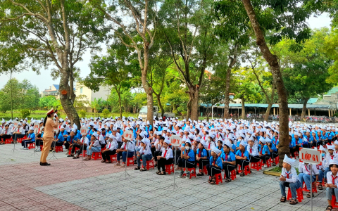 Tuyên truyền giáo dục pháp luật cho học sinh trường THCS Quảng Cát