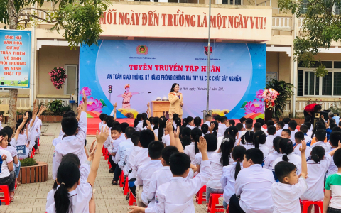 Tuyên truyền pháp luật về “An toàn giao thông. Kỹ năng phòng tránh ma túy và các chất gây nghiện” tại trường Tiểu học Đông Hải 2.