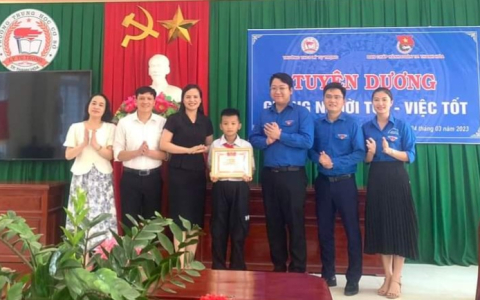 Tuyên dương, khen thưởng học sinh trả lại đồ đánh mất