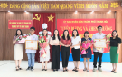 Tuyên dương, khen thưởng 2 học sinh trường THPT Tô Hiến Thành nhặt được tiền trả người đánh mất