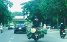 Xe máy chở hàng cồng kềnh gây mất an toàn giao thông