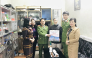 Trưởng Công an thành phố Thanh Hóa thăm tặng quà cho các gia đình chính sách tại phường Tân Sơn và Nam Ngạn
