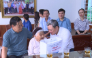 Đồng chí Bí thư Thành ủy thành phố Lê Anh Xuân đi thăm tặng quà Mẹ Việt Nam anh hung, Anh hùng Lực lượng vũ trang Nhân dân