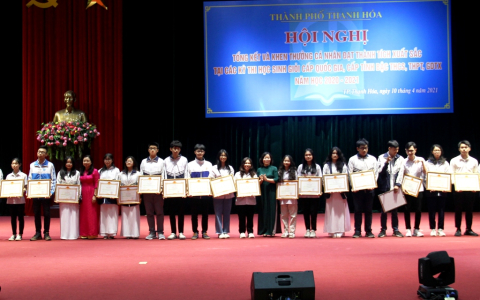 Thành phố Thanh Hóa khen thưởng các cá nhân đạt thành tích xuất sắc tại các kỳ thi học sinh giỏi cấp quốc gia và cấp tỉnh năm học 2020-2021