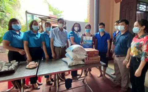 Hội LHPN thành phố Thành phố hỗ trợ gia đình hội viên phụ nữ có 2 con bị đuối nước tại phường Thiệu Khánh