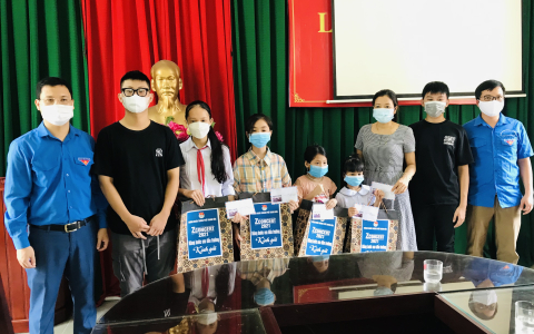 50 suất quà “Nâng bước em đến trường”