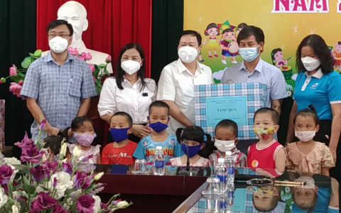 Lãnh đạo Tỉnh và thành phố Thanh Hóa trao quà cho Làng trẻ SOS