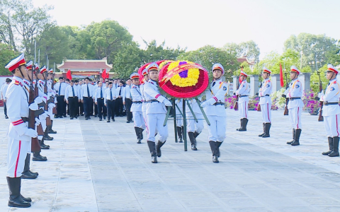 Đoàn đại biểu tỉnh và thành phố Thanh Hóa dâng hoa, dâng hương tưởng nhớ Chủ tịch Hồ Chí Minh, Mẹ Việt Nam Anh hùng và các Anh hùng liệt sĩ