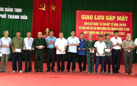 Uỷ ban nhân dân xã Tân Hiệp, thành phố Hội An, thăm, làm việc và tặng quà các gia đình chính sách phường Quảng Thịnh