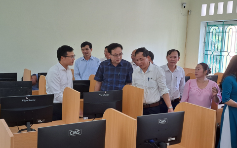 Trao tặng thiết bị phòng máy vi tính cho Trường tiểu học và THCS Đông Vinh