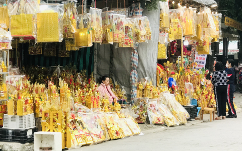 Phong phú thị trường hàng mã cúng ông Công ông Táo