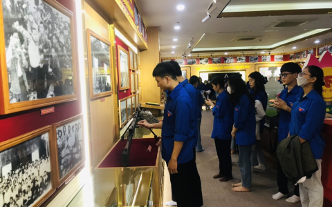 Giáo dục truyền thống lịch sử Đảng bộ TP Thanh Hóa cho đoàn viên hoàn thành lớp bồi dưỡng nhận thức về Đảng năm 2023