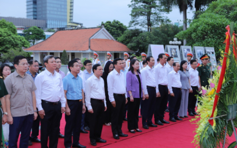  Phó Chủ tịch nước Võ Thị Ánh Xuân dâng hương tưởng nhớ Chủ tịch Hồ Chí Minh