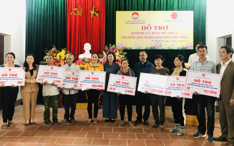 Trao kinh phí hỗ trợ lần 2 cho 15 hộ đồng bào sông nước phường Thiệu Khánh và phường Đông Thọ