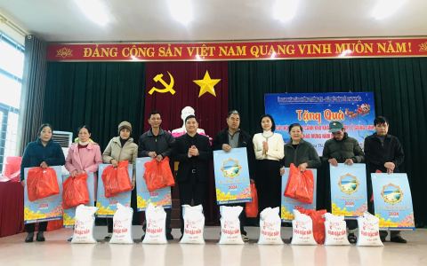 40 suất quà tặng các hộ có hoàn cảnh khó khăn nhân dịp Giáng sinh (Noel 2023) và chào mừng năm mới 2024