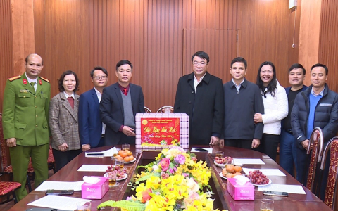 Đồng chí Chủ tịch UBND thành phố đi thăm các gia đình chính sách nhân dịp Tết cổ truyền