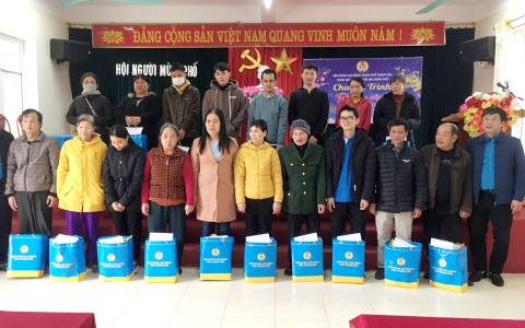 Cộng đồng quan tâm, tặng quà cho người mù vui Xuân, đón Tết