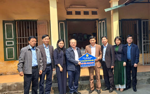 Chủ tịch UBND thành phố Lê Trọng Thụ trao biển hỗ trợ xây dựng nhà ở cho gia đình liệt sỹ tại phường Nam Ngạn